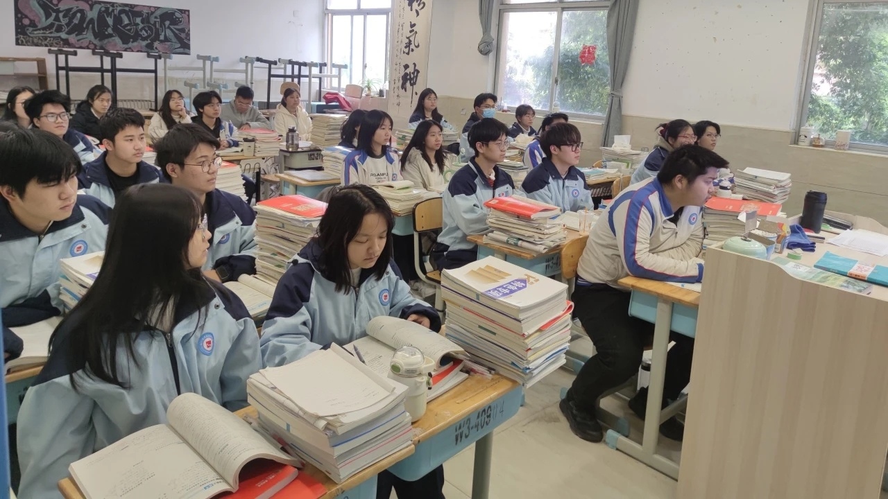 �ɶ��Ĵ�����ѧУ�ո���ѧ����ѧ·������