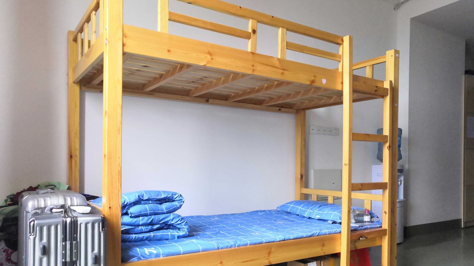 �ɶ��Ĵ�����ѧУ�ո���ѧ��������������